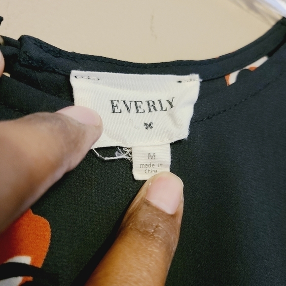 Everly | Women's Navy Fox Print Hi-Low Rolled Sleeved Top (Size Medium) - Picture 2 of 11